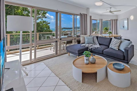 NEW! Gorgeous 2BR Apartment With Stunning Ocean Views! - Holiday Find 0