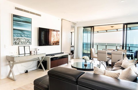 New Soul Luxe Retreat Surfers Paradise W Carpark - Holiday Find 1
