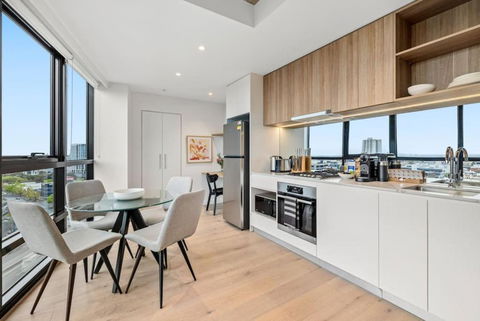 NEW Spectacular Views Southbank - Holiday Find 1