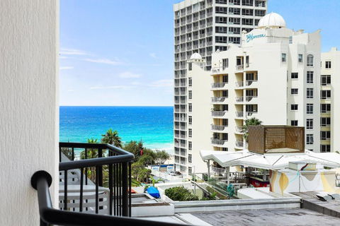 NEW Stunning Central Surfers Studio Apartment. - Holiday Find 1