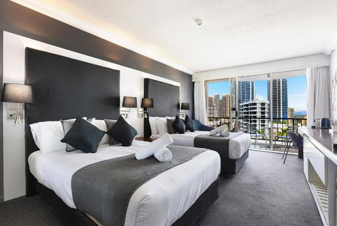 NEW Stunning Central Surfers Studio Apartment. - Holiday Find 0