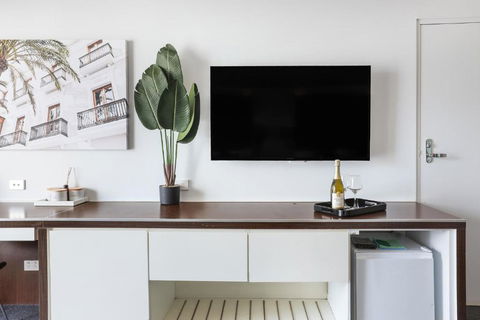 NEW Stunning Central Surfers Studio Apartment. - Holiday Find 3