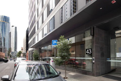 Newly Furnished Stylish 2BR Southbank Apartment - Holiday Find 0