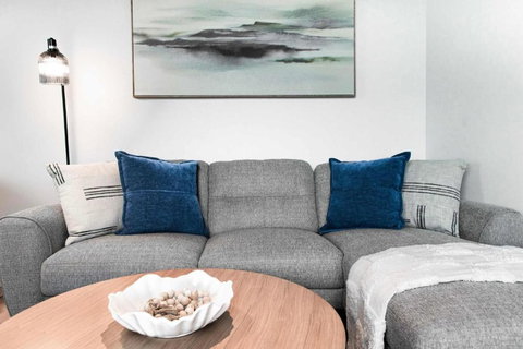 Newly Furnished Stylish 2BR Southbank Apartment - Holiday Find 1