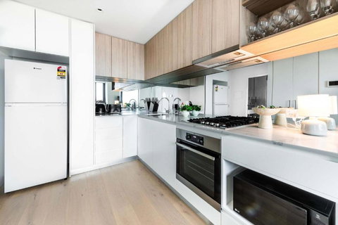 Newly Furnished Stylish 2BR Southbank Apartment - Holiday Find 2