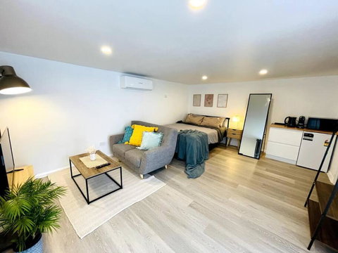 Newly Renovated Contemporary Private Studio Near Hobart CBD And Airport - Holiday Find 0