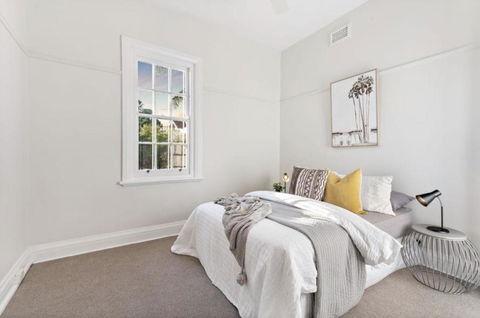 NEWLY RENOVATED LARGE 3.5 BDRM HOUSE! BEST OF MELB - Holiday Find 3