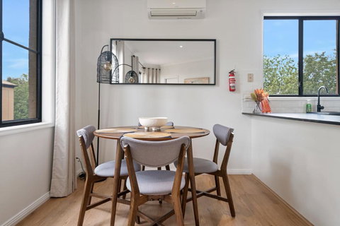 Newly Renovated Queen Room With Living Space - Holiday Find 3