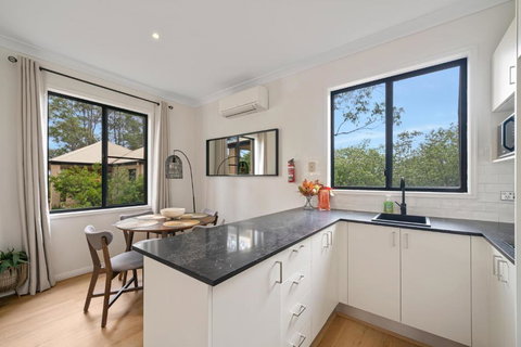 Newly Renovated Queen Room With Living Space - Holiday Find 1