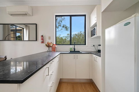 Newly Renovated Queen Room With Living Space - Holiday Find 2