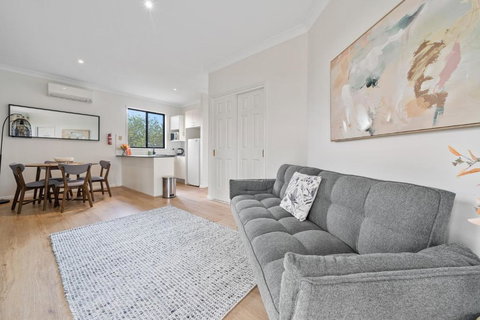 Newly Renovated Queen Room With Living Space - Holiday Find 0