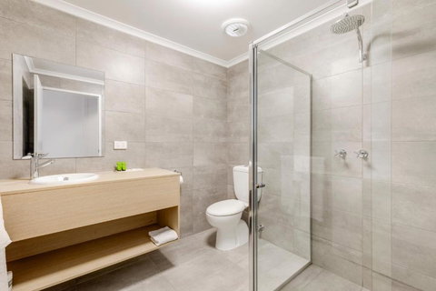 Nightcap At Findon Hotel - Holiday Find 3