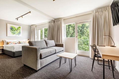 Nightcap At Findon Hotel - Holiday Find 2