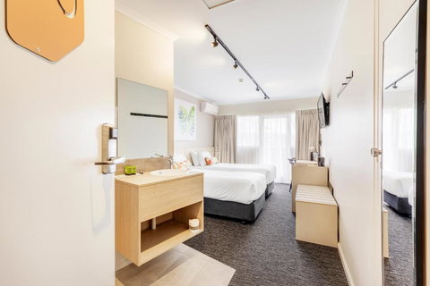 Nightcap At Findon Hotel - Holiday Find 1