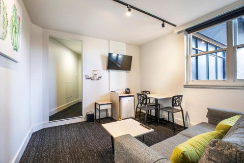 Nightcap At Glengala Hotel - Holiday Find 3