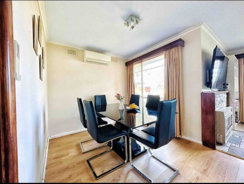 Nice 3 Bedroom House Mt Waverley - Holiday Find 2