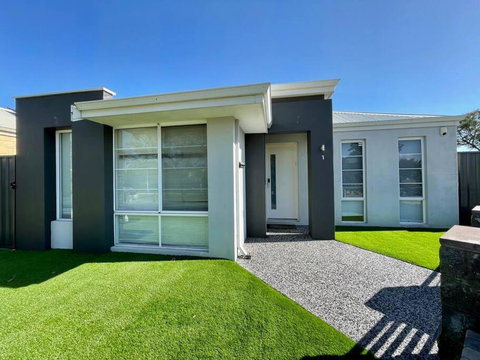 Nice And Neat House For Your Journey - Renovated - Holiday Find 2