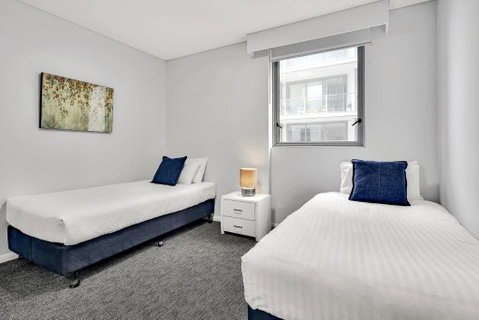 North Sydney Large Two Bedroom MIL2252402 - Holiday Find 3