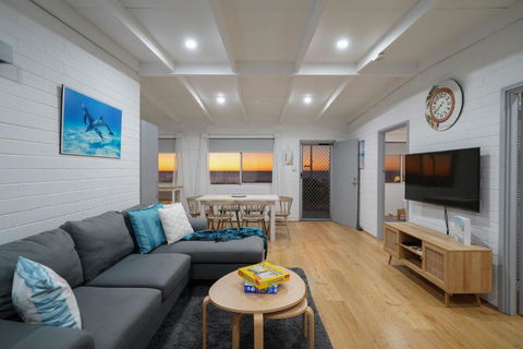 OCEA84 - Quinns Beach Shack: Ocean Views - Holiday Find 3