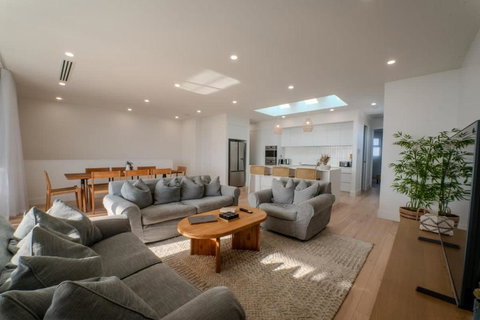 Ocean Pearl, Entire Home On The Esplanade - Holiday Find 1