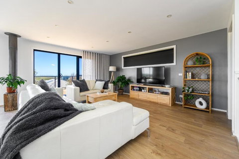 Ocean & Country Views, Spa, Pets Welcome, Fireplace - Your Ocean Oasis 10 Minutes To Phillip Island - Holiday Find 3