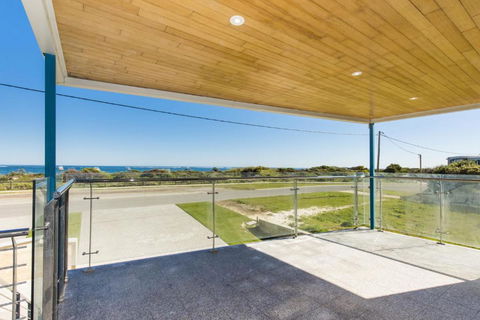 Oceans Waves - Luxury Apartment With Ocean Views - Holiday Find 2