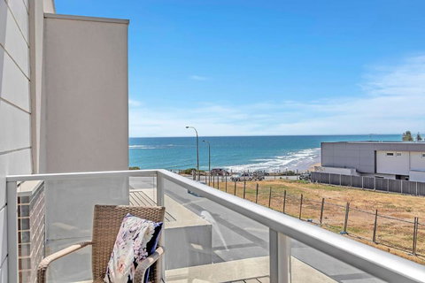 Oceanside At Christies Beach - Contemporary Comfort - Holiday Find 1