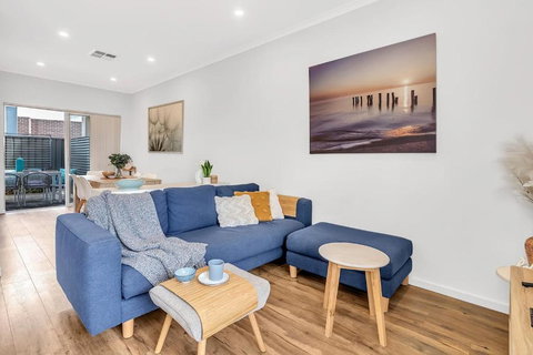 Oceanside At Christies Beach - Contemporary Comfort - Holiday Find 2