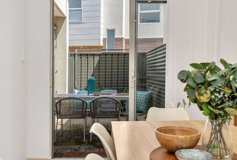 Oceanside At Christies Beach - Contemporary Comfort - Holiday Find 3