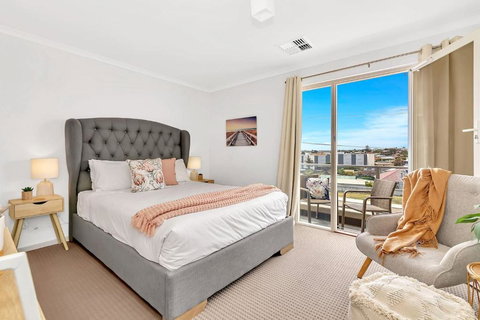 Oceanside At Christies Beach - Contemporary Comfort - Holiday Find 0