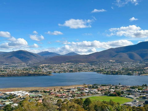 Oceanview Chic Villa 20 Min To CBD - Holiday Find 3