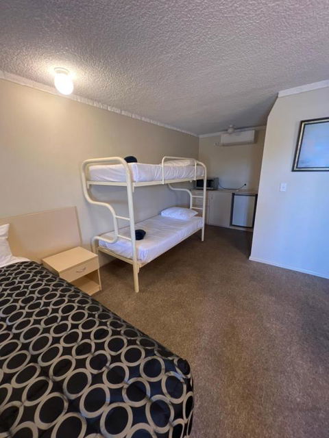 OVERLANDER MOTOR LODGE - Holiday Find 3