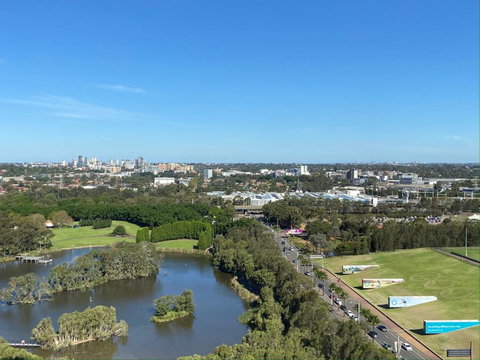 Parkside & City View In Sydney Olympic Park - Holiday Find 1