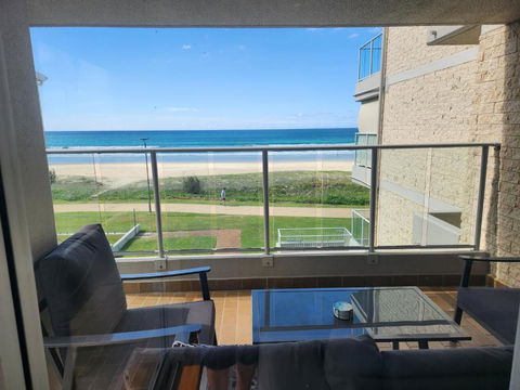 Pacific Surf Absolute Beachfront Apartments - Holiday Find 1