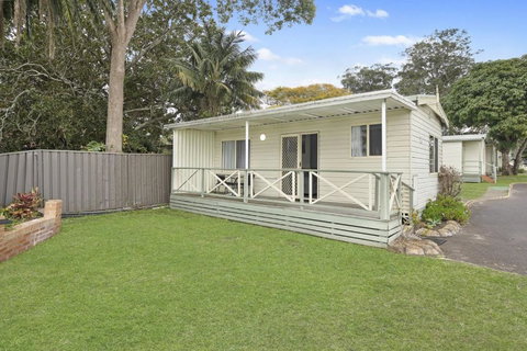 Paradise Palms Caravan Park - Holiday Find 1