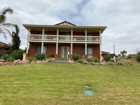 Pelican Retreat - Corporate / Tradie / Family - Holiday Find 1