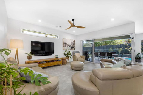 Pet Friendly Holiday Home With Pool On Alex - Holiday Find 2