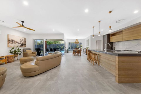 Pet Friendly Holiday Home With Pool On Alex - Holiday Find 0