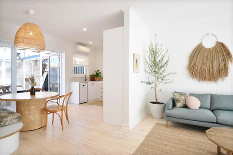 Pine At Arlos Glenelg South - Holiday Find 3