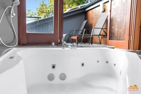 Pole Home In Paradise @ Kuranda - Holiday Find 3