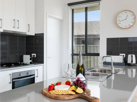 Putters Paradise 25-30 Troon Drive - Holiday Find 3