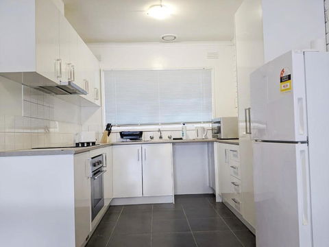 PROMO!!! 2-Bedroom Home Near Airport, Train Station! - Holiday Find 2