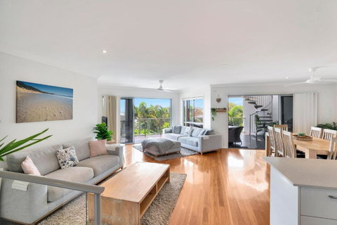 Rainbow Towers 2 Rainbow Beach - Holiday Find 1