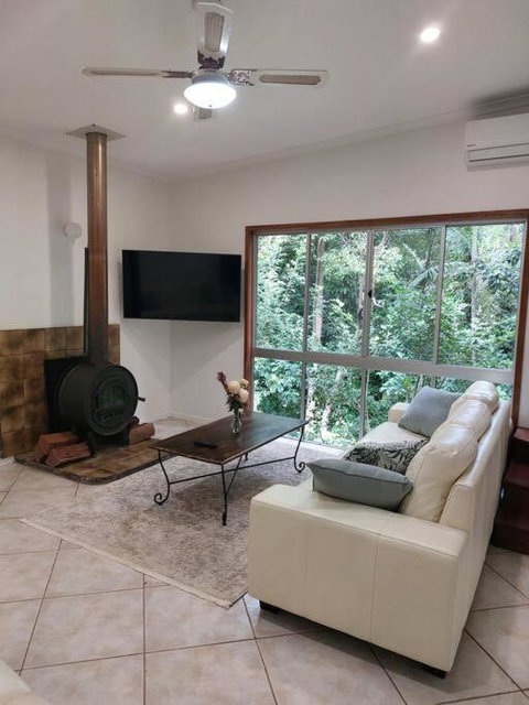 Rainforest Retreat-Fireplace-BBQ-3 Acres- - Holiday Find 1