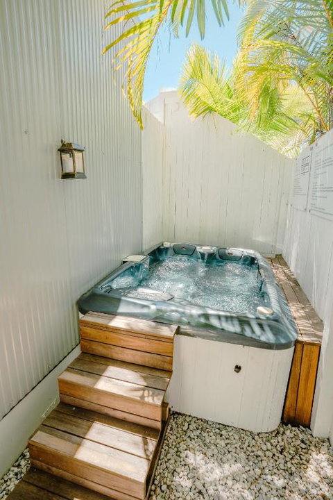 Private Outdoor Spa, Fire Pit, Cinema Room - THE COTTAGE COOLUM BEACH - Holiday Find 0