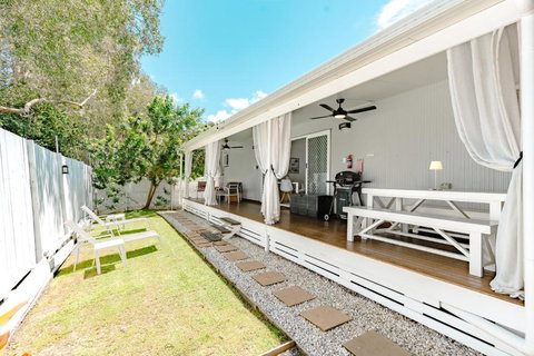 Private Outdoor Spa, Fire Pit, Cinema Room - THE COTTAGE COOLUM BEACH - Holiday Find 3