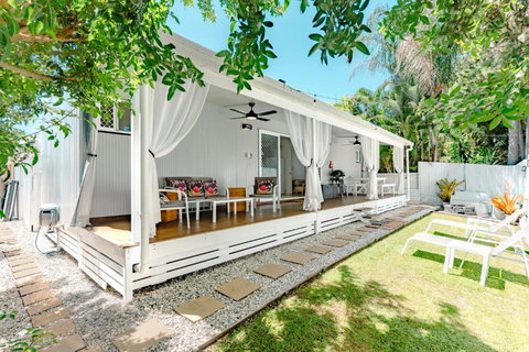 Private Outdoor Spa, Fire Pit, Cinema Room - THE COTTAGE COOLUM BEACH - Holiday Find 2