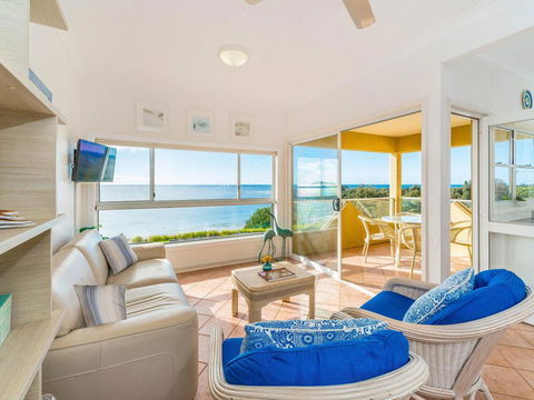 Avalon 1 - Overlooking Beautiful Convent Beach - Holiday Find 3