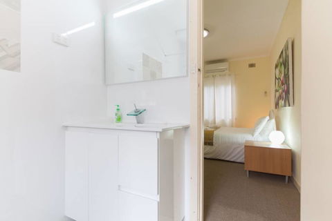 B5 Close To Nedlands, Cafes, Swan River, SCGH & UWA - Holiday Find 2