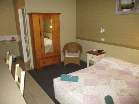 Barcaldine Country Motor Inn - Holiday Find 1
